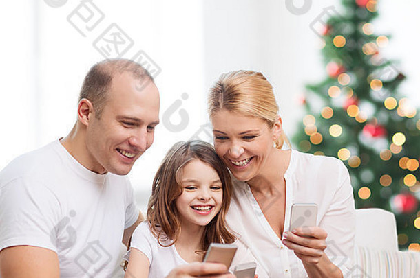 拥有智能手机的幸福家庭