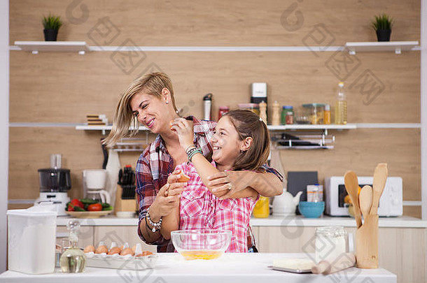 小女孩和<strong>妈妈</strong>在家的<strong>厨房</strong>里一起做饭。<strong>厨房</strong>帮手。