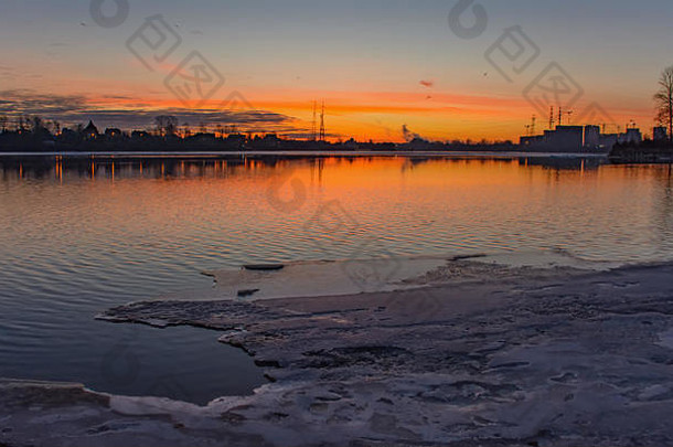 黎明时分在圣彼得堡的涅瓦河上捕鱼。