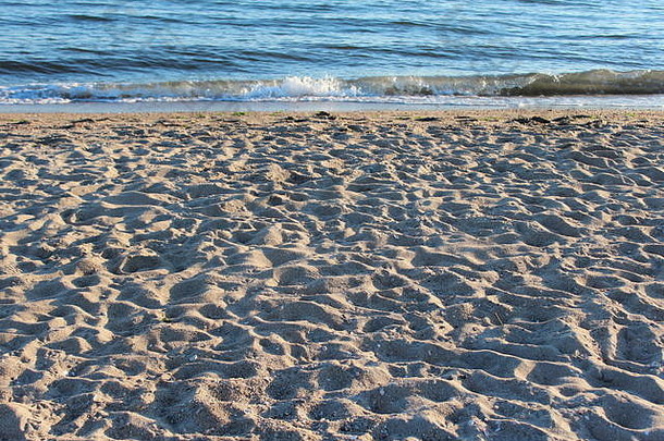 海滩的足迹快乐一天海岸线波轻轻研磨海岸