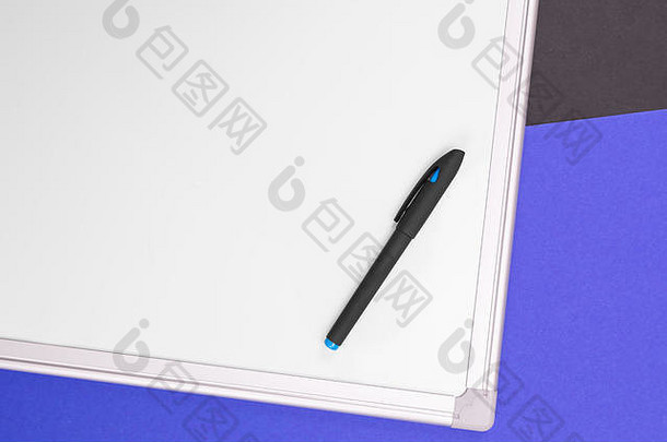 在蓝黑背景上隔离笔记本、笔和计算器的现代<strong>工作</strong>场所