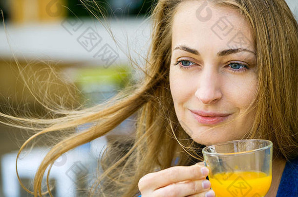 年轻的漂亮的女人享受杯茶
