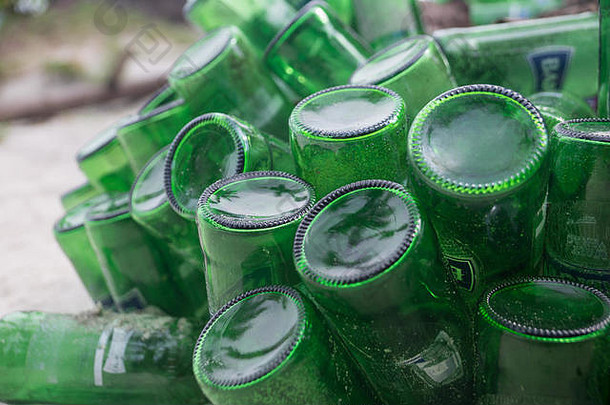 一堆空的绿色啤酒瓶