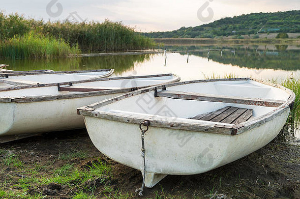 匈牙利蒂哈尼的湖上有小船和芦苇