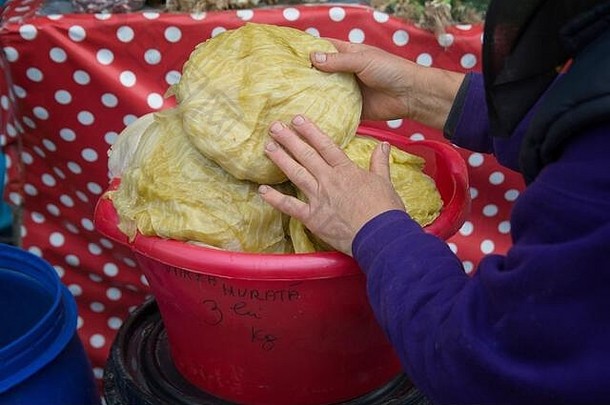 罗马尼亚苏切瓦县Rădăuți，一名在罗马尼亚市场上卖泡菜的妇女，泡菜，每公斤3列伊。