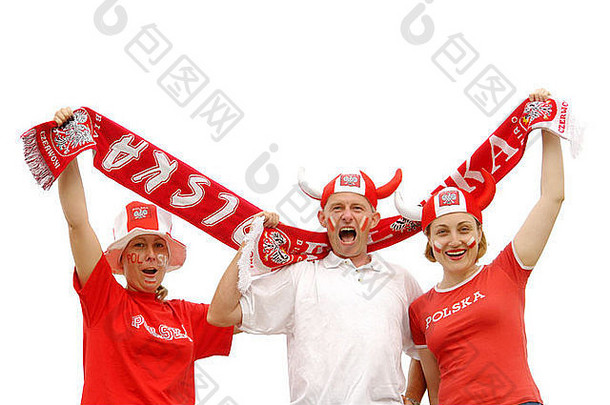 三名年轻的波兰球迷身着波兰国色t恤、帽子和围巾，在白色背景下欢呼
