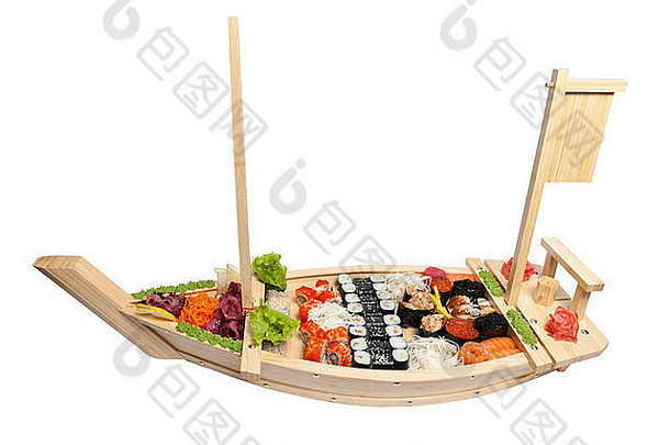 一套寿司放在木架上，以船的形式孤立在白色的地板上