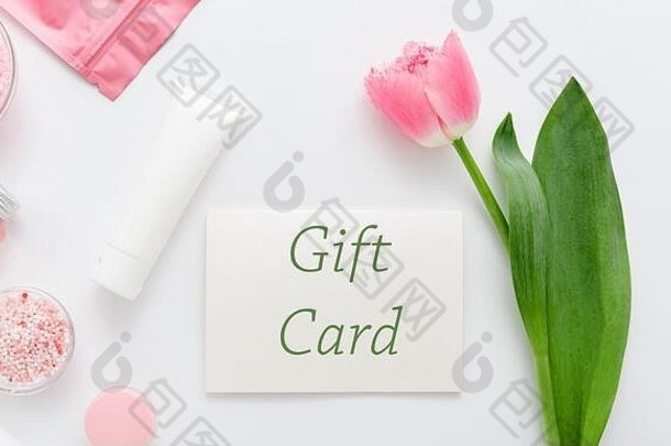 礼物卡粉红色的花白色背景美沙龙化妆品香水商店礼物卡现在优惠券女人惊喜凭证