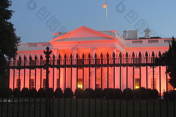 美国华盛顿特区；2017年10月1日：为纪念美国华盛顿特区的全国乳腺癌宣传月，白宫亮起粉红色。图片来源：Kyle Mazza/Alamy Live News。