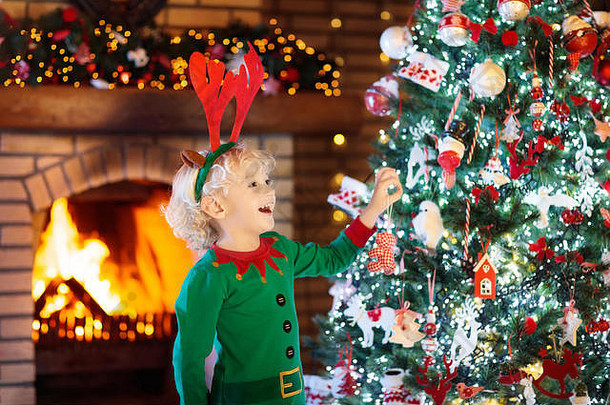 孩子圣诞节树壁炉圣诞节夏娃家庭孩子们庆祝圣诞节首页男孩装修圣诞节树开放现在