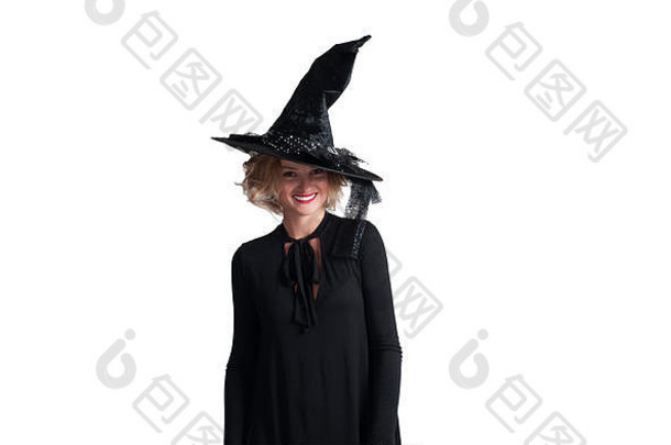 穿着女巫万圣节服装，戴着白色背景微笑的帽子的快乐女人