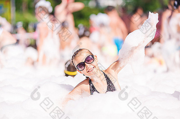 泡沫聚会，派对海滩可爱的女孩有趣的跳舞