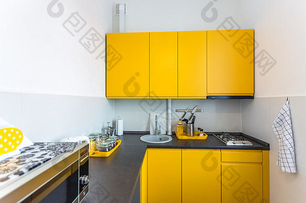 白俄罗斯明斯克——2019年1月：阁楼公寓的现代厨房内部采用黄色简约风格