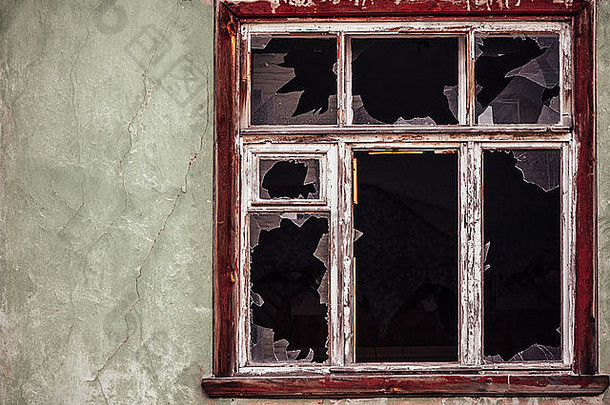 打碎了玻璃窗口木框架难看的东西墙损坏的房子