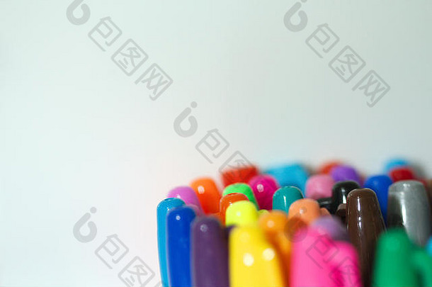 彩色标记笔容器白色背景