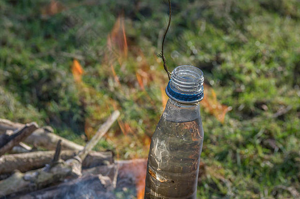生存技能沸腾脏犯规水塑料瓶使适于饮用的生存笔记
