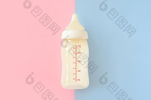 粉色和蓝色粉彩背景上的新生儿奶瓶。<strong>妇幼保健</strong>概念。顶视图。