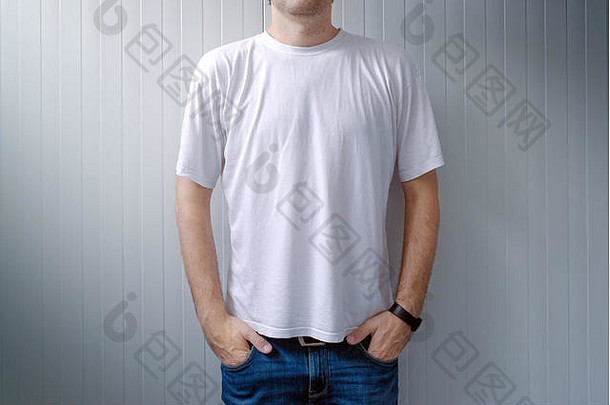 休闲男人。牛仔裤裤子白色t恤复制空间衬衫打印图形设计模拟