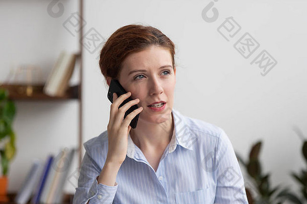 头拍摄集中业务女人会说话的移动电话