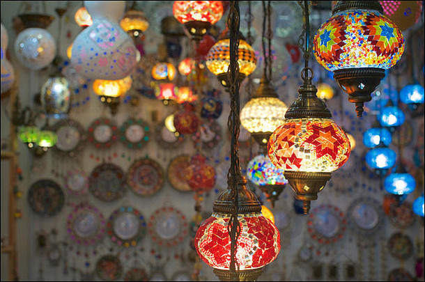 关闭图片照亮阿拉伯语马赛克灯笼挂天花板市场摊位中央市场(泥马来西亚