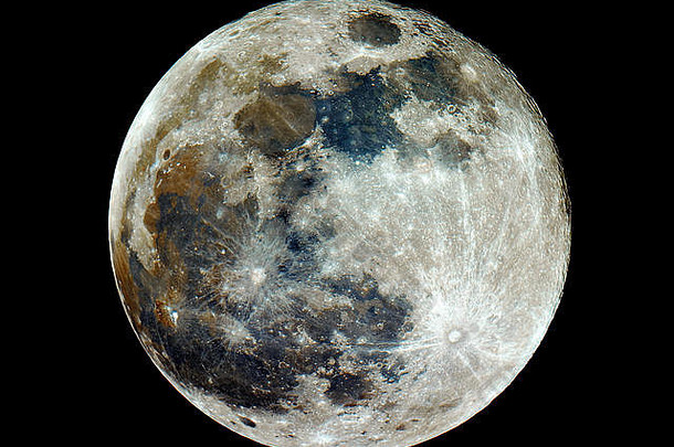 由大型牛顿反射望远镜在黑色背景下拍摄的带有自然颜色和详细陨石坑的满月相位。