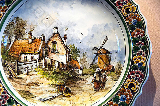 欧洲，荷兰（又名荷兰），代尔夫特。皇家代尔夫特工厂始建于1653年。代尔夫特陶器店。