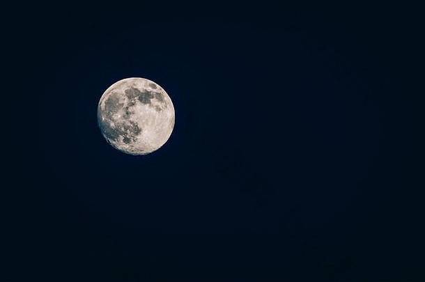 月亮在夜间升上天空