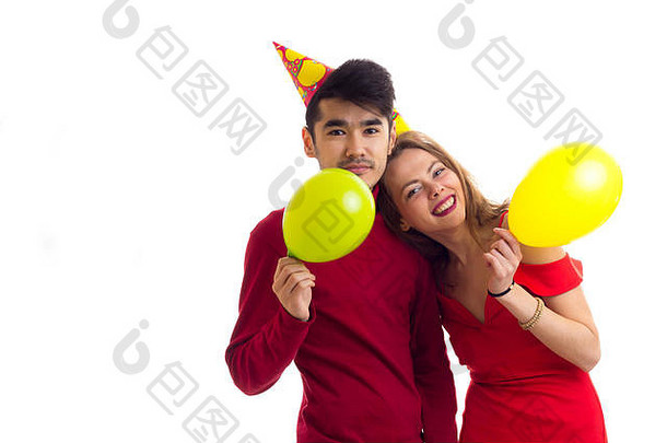 吹气球的年轻夫妇