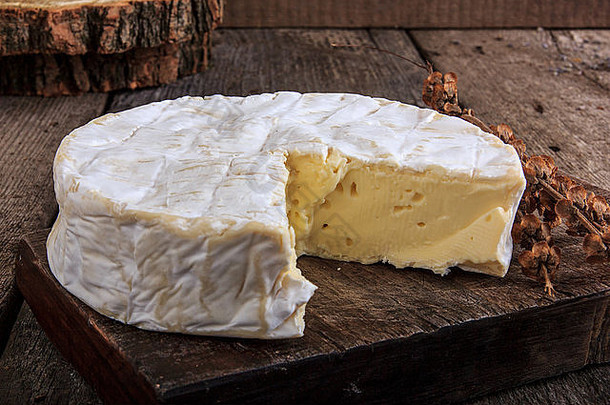 卡门贝尔干酪在木制切菜板上的国产成分