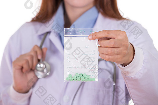 白色背景下隔离女医生的特写药片