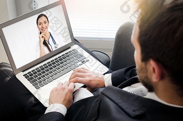 医生视频聊天咨询。远程医疗或远程健康概念。