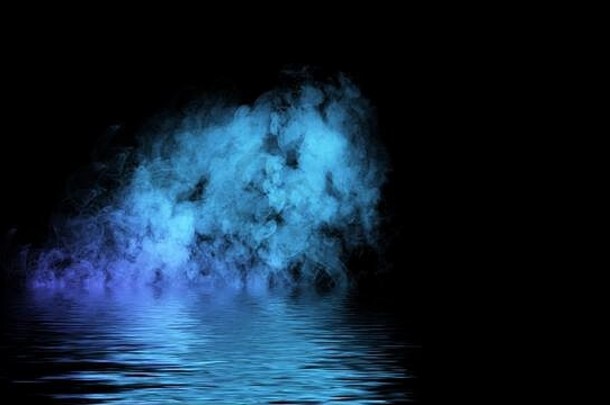 烟雾在水中反射。雾蓝色雾纹理覆盖背景。股票插图。