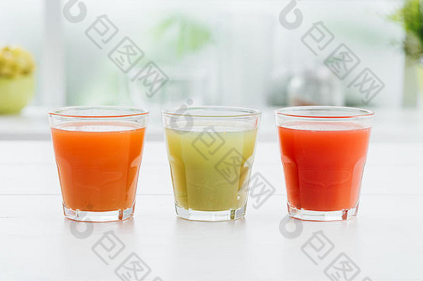 健康的新鲜的果汁厨房表格橙色绿色红色的