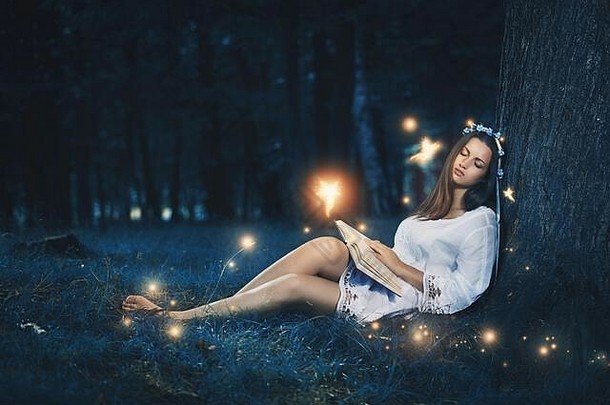 美丽的女人睡觉和平森林仙女魔法幻想
