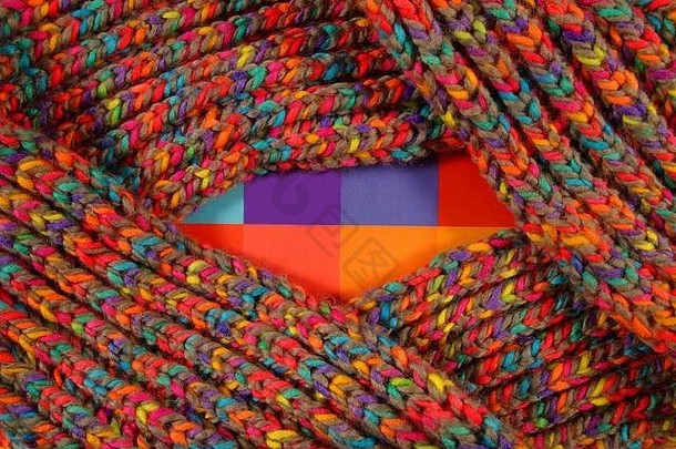 图案织物羊毛背景。放松秋冬季节布置平铺风格。针织羊毛围巾。多色羊毛针织布