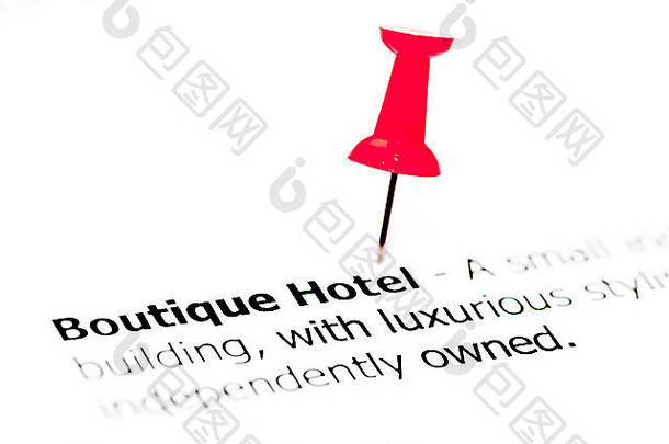 用红钉将精品酒店字样钉在白纸上，提供复印空间，商业理念