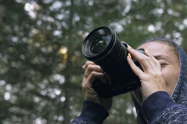 旅行者拍摄风景优美的视图森林高加索人女人拍摄关闭女孩<strong>照片视频</strong>数码单反相机mirrorless相机
