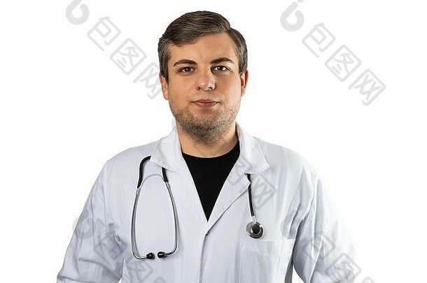 一个快乐的白人男子假扮成一<strong>名医</strong>生，全身穿着白色衣服，或者用听诊器在脖子上擦洗。在白色背景上隔离。