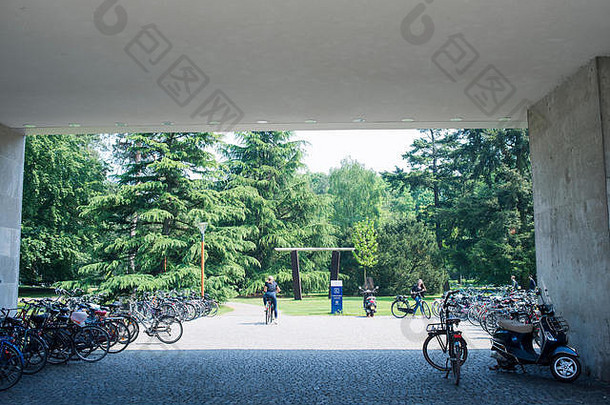 荷兰蒂尔堡大学校园周围的图片，显示人们在大学校园里散步和骑<strong>自行车</strong>