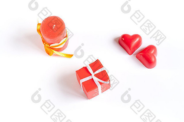 情人节一天礼物红色的巧克力心蜡烛白色背景