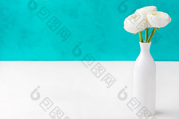 白色毛茛属植物花陶瓷花瓶