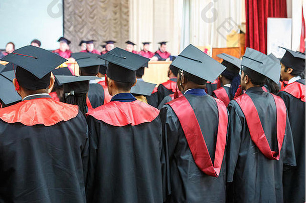 毕业典礼上戴着方形毕业帽和黑色雨衣的外国医科学生