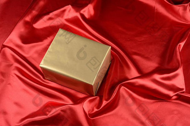 <strong>礼物</strong>盒子金颜色背景红色的布