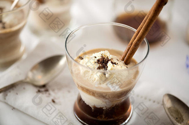 清爽夏日饮品肉桂Affogato：三杯浓缩咖啡、香草冰淇淋、肉桂棒和剃须巧克力