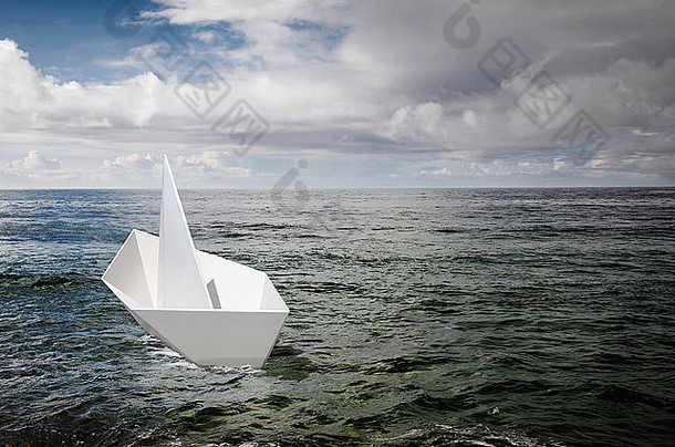 单白色纸船漂流海洋狂风暴雨的天空