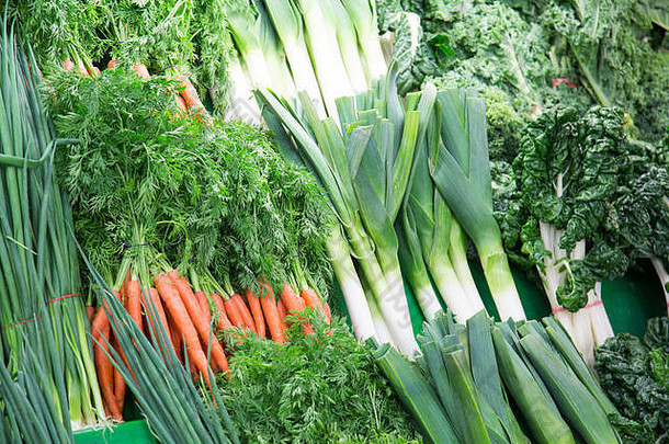 新鲜蔬菜胡萝卜、韭菜、羽衣甘蓝和大葱在悉尼一家<strong>超市</strong>出售