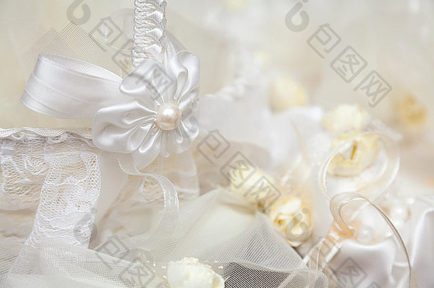 用丝带和干花装饰婚礼