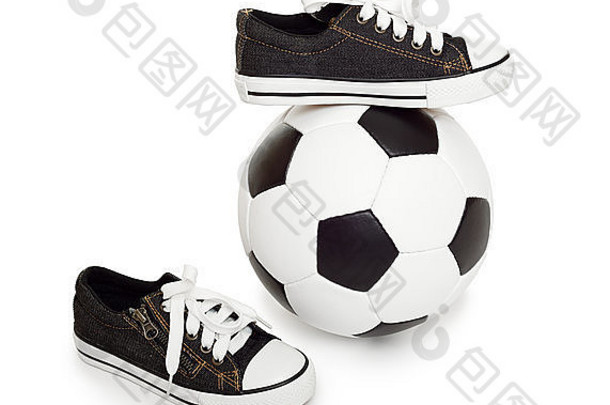 足球球体育运动鞋子白色孤立的