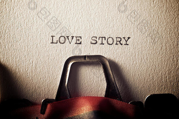 “爱情故事”这句话是用打字机写的。