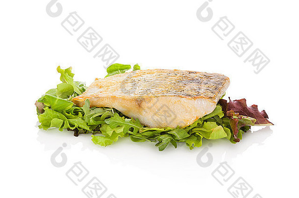 豪华海鲜晚餐。新鲜绿色沙拉上的鲈鱼鱼片，白色背景，新鲜绿色香草。
